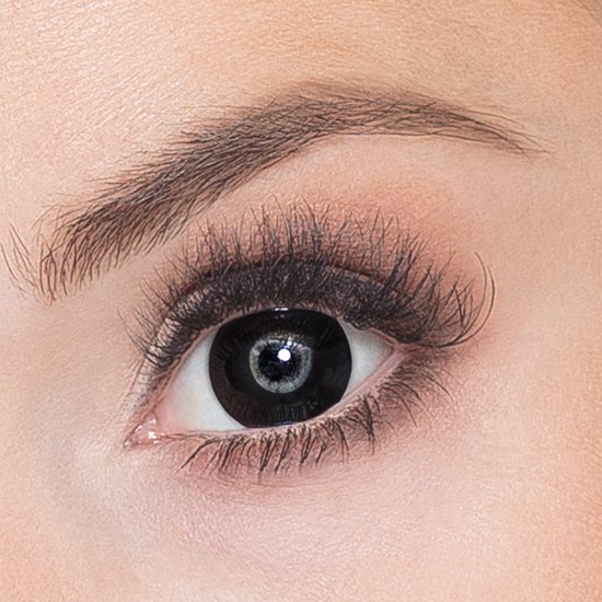 Een oog met een zwart contactlens.