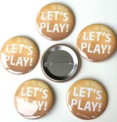 6 Buttons Let's Play met witte tekst op oranje voetbal - WK - EK - oranje versiering - button - voetbal - oranje - sport