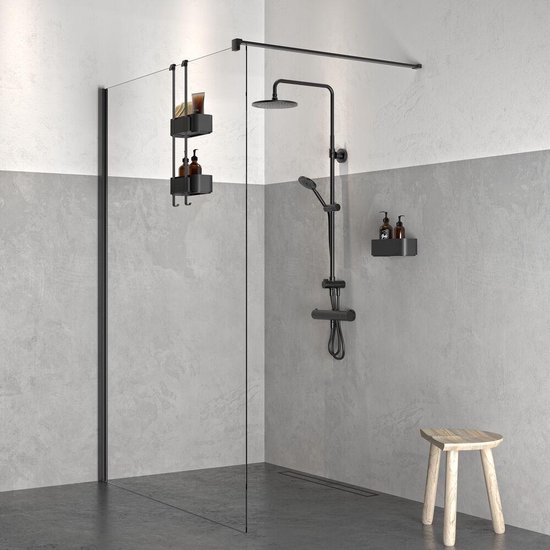 Cabine de douche moderne avec murs gris et organisateur de douche noir 2-Store avec produits.