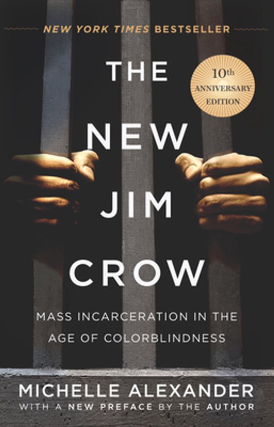 De voorkant van het boek 'The New Jim Crow', met handen die tralies vasthouden. De titel is 'The New Jim Crow' en de ondertitel is 'Mass Incarceration in the Age of Colorblindness'. Het boek is een New York Times bestseller en een 10th Anniversary Edition.