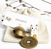 Zakje Geluk Maneki Neko (geluk, geluksbrenger, lucky cat, munt, bel, liefde, love, kleine cadeautjes, brievenbus cadeau, huwelijkscadeau, cadeau, liefdes cadeau, vriendschap cadeau, vriendschap, positief denken, hart onder de riem)
