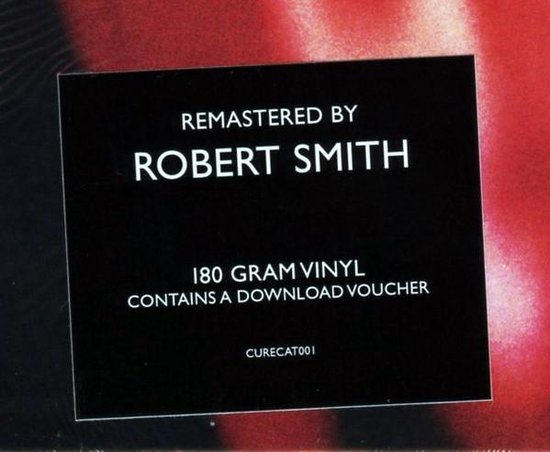 Close-up van een sticker op een albumhoes met tekst: 'Remastered by Robert Smith', '180 gram vinyl', 'Contains a download voucher'.