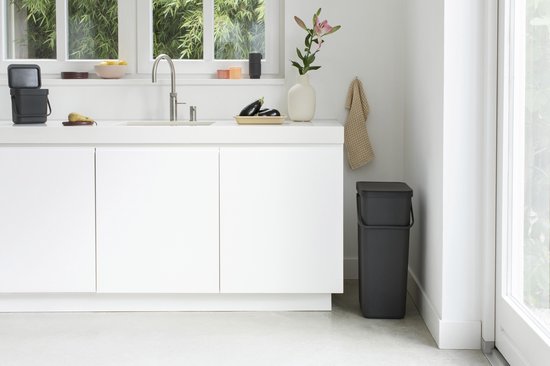 Poubelle Brabantia grise avec seau intérieur dans une cuisine élégante.