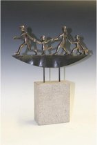 sculptuur op weg - familie aan het lopen met hond- bronzen beeld - stenen sokkel - ECHT BRONS - handwerk