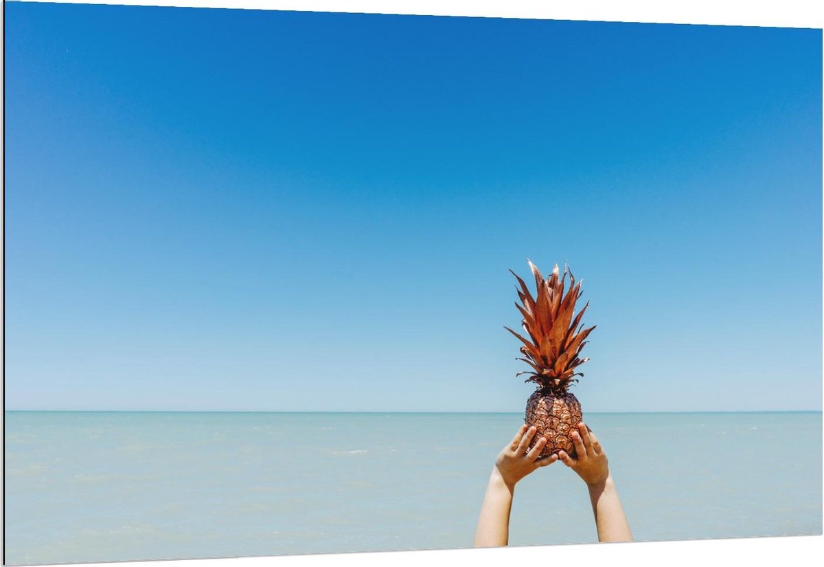 Dibond - Gouden Ananas bij Zee - 150x100cm Foto op Aluminium (Wanddecoratie van metaal)