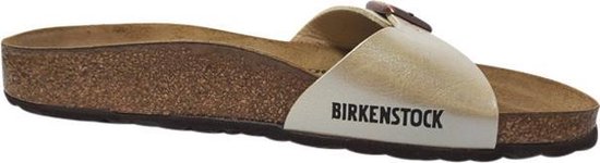 Birkenstock slipper in parelmoer wit met merknaam aan de zijkant en kurken voetbed.