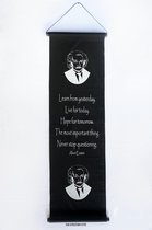 Albert Einstein - Wanddoek - Wandkleed - Wanddecoratie - Muurdecoratie - Spreuken - Meditatie - Filosofie - Spiritualiteit - Zwart Doek - Witte Tekst - 122 x 35 cm.