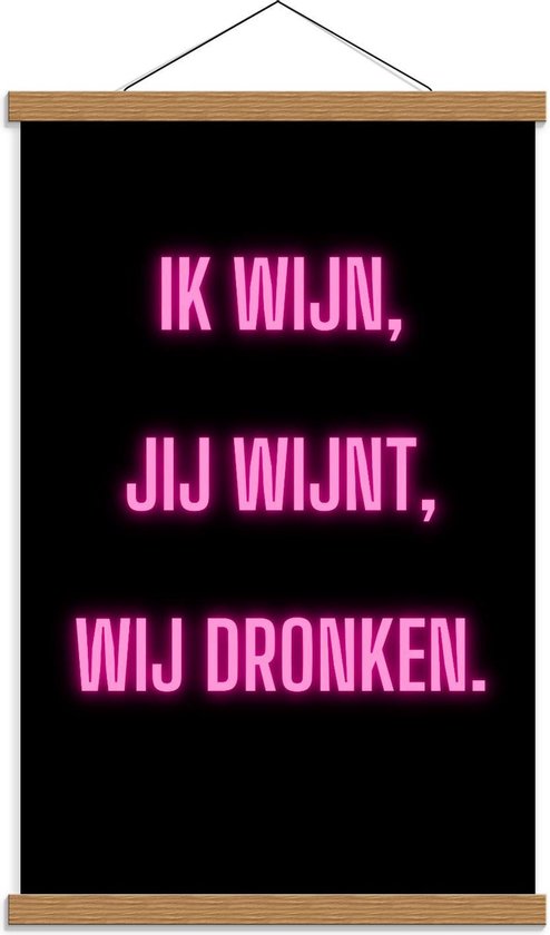Schoolplaat – Tekst: ''Ik Wijn, Jij Wijnt, WIj dronken'' Neon Letters Roze/Zwart - 40x60cm Foto op Textielposter (Wanddecoratie op Schoolplaat)