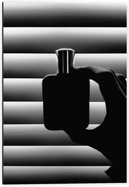 Dibond - Zwart/Wit Parfumflesje Die Iemand Vasthoudt - 40x60cm Foto op Aluminium (Met Ophangsysteem)