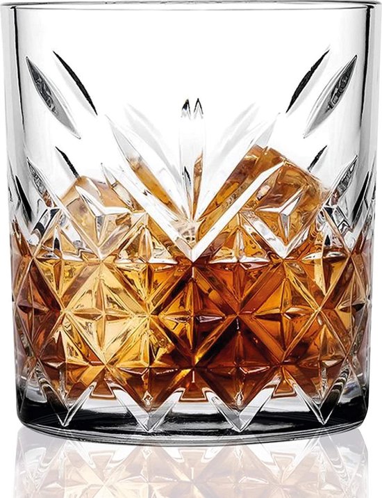 Een glas met whisky en ijs, met een gedetailleerd diamantpatroon.
