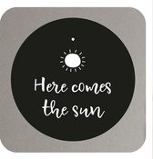 Muurcirkel - Here comes the sun -20 cm- roundie zwart industrieel wit met tekst / quote / symbool -- Liefss muurcirkel van dibond / aluminium