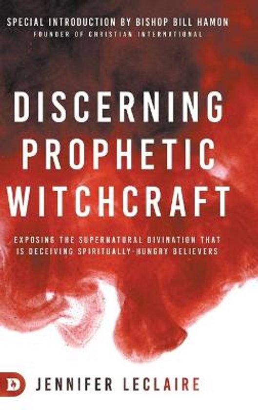 Boek met de titel "Discerning Prophetic Witchcraft" op een rode achtergrond. Speciale introductie door Bishop Bill Hamon. Geschreven door Jennifer LeClaire.