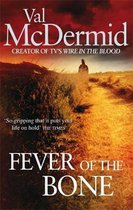 Boekcover: 'Fever of the Bone' door Val McDermid. Een duistere, dramatische cover met een pad dat zich een weg baant door hoog gras naar een eenzame figuur.