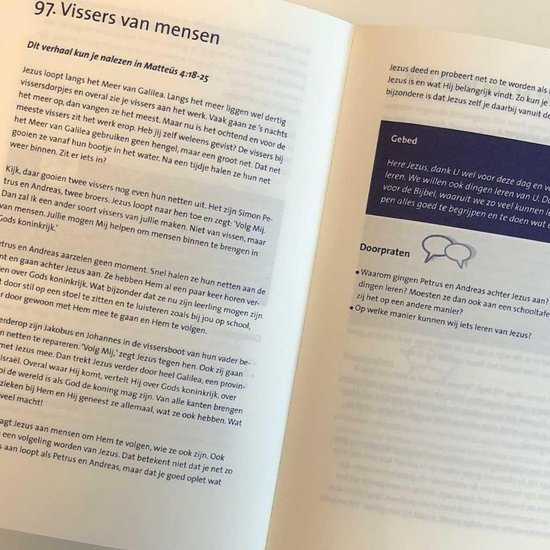 Pagina met Bijbeltekst en gespreksvragen over vissers en mensen. Blauwe achtergrond.