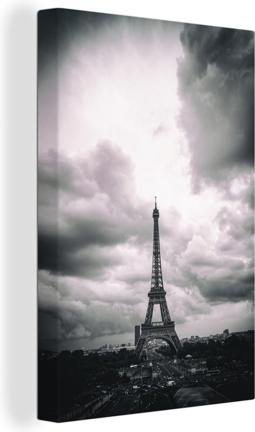Canvas Schilderij Eiffeltoren onder woeste wolken - 20x30 cm - Wanddecoratie