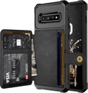 Zwarte telefoonhoes met klep, 3 pasjes en geld erin, met een gedeeltelijk zichtbare telefoon.