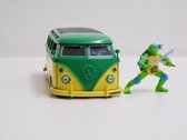 Jada Toys 1/24 VW Bus T1 "Teenage Mutant Ninja Turtles" + Leonardo figuur