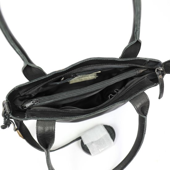 Vue de dessus d'un sac à main noir en cuir ouvert, avec des compartiments zippés.