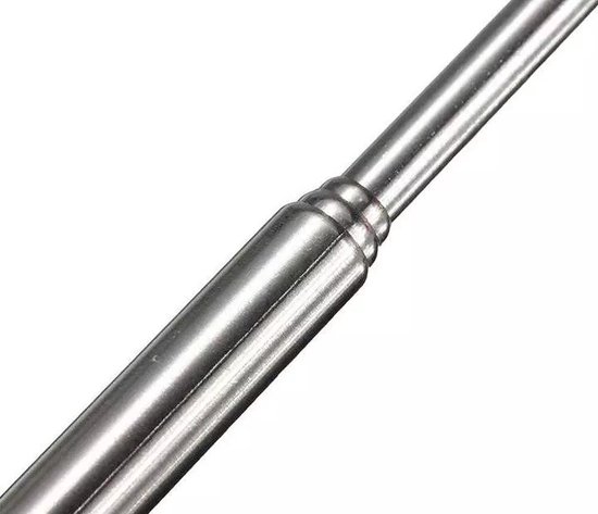 Zilverkleurige, telescopische steel van een schepnet met segmenten.