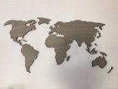 Paspartoet Houten wereldkaart zwevend op de muur - 230x115 cm - licht greywash - houten wanddecoratie