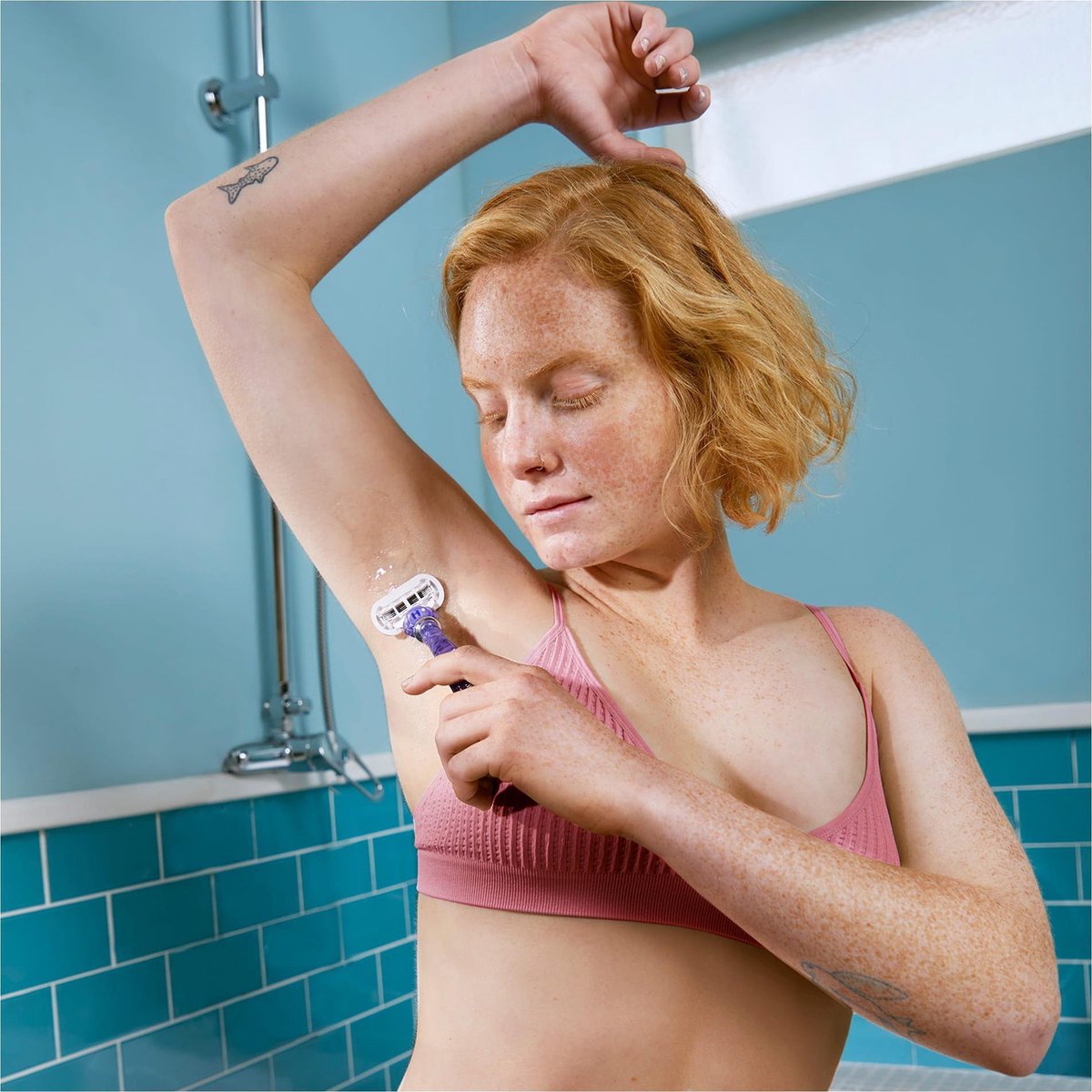 Verpakking van 3 Gillette Venus Deluxe Smooth Swirl navulmesjes met paarse en witte accenten.