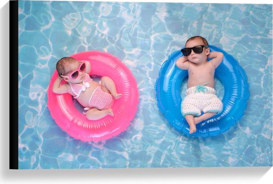 Canvas  - Baby's in het Zwembad op Banden - 60x40cm Foto op Canvas Schilderij (Wanddecoratie op Canvas)