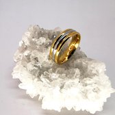 Edelstaal goudkleurig triple diagonale streep ring, beide zijkant  goud en midden zilverkleur. maat 17. Deze ring is zowel geschikt voor dame of heer.