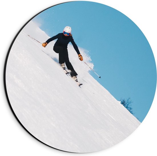 Dibond Wandcirkel - Vrouw aan het Skiën in de Sneeuw - 20x20cm Foto op Aluminium Wandcirkel (met ophangsysteem)