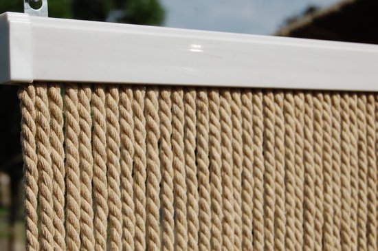 Witte rand met beige touwen eronder, opgehangen aan een systeem.