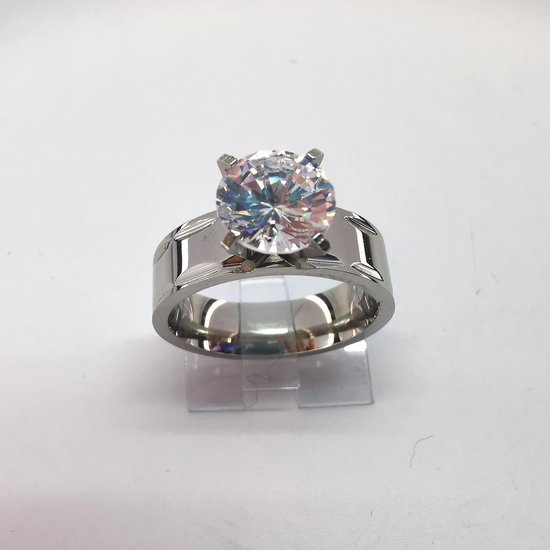 Deze prachtige ring van edelstaal met fonkelend kwaliteit zirkonia van Ø 8 mm het steen is op 4 pootjes gezet en het ring zelf is met streep bewerkt, maat 19