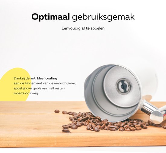 Witte melkopschuimer op houten plank met koffiebonen, dankzij anti-kleef coating makkelijk te reinigen.