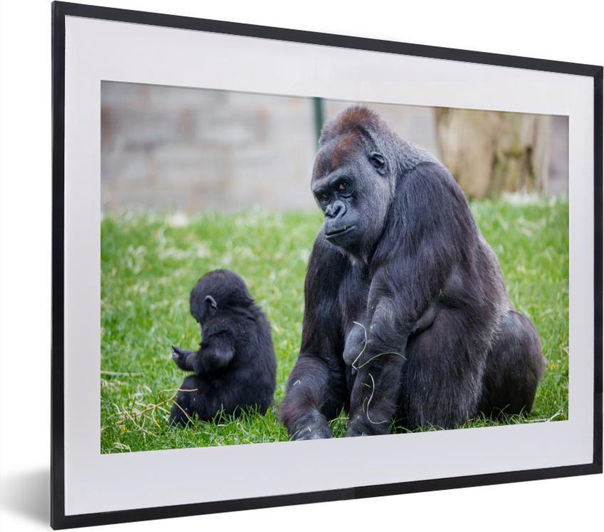 Poster met lijst Gorilla - Een grote Gorilla met zijn baby fotolijst zwart met witte passe-partout - fotolijst zwart - 40x30 cm - Poster met lijst
