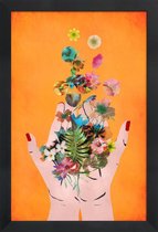 JUNIQE - Poster in houten lijst Frida's Hands -60x90 /Kleurrijk