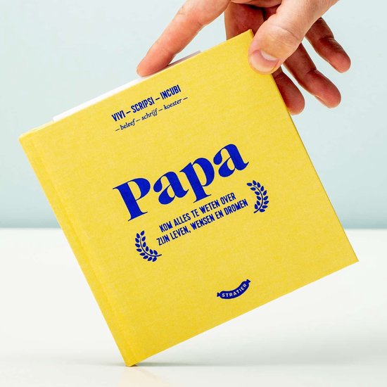 Gele voorkant van het 'Papa' invulboek met de titel in blauwe letters en oranje ornamenten.