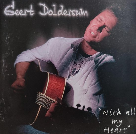 Geert Doldersum speelt akoestische gitaar, zingt met gesloten ogen. "With all my Heart".