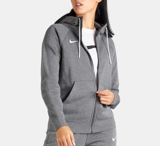Vrouwen met grijze Nike hoodie, witte koordjes, open ritssluiting en witte Nike logo.