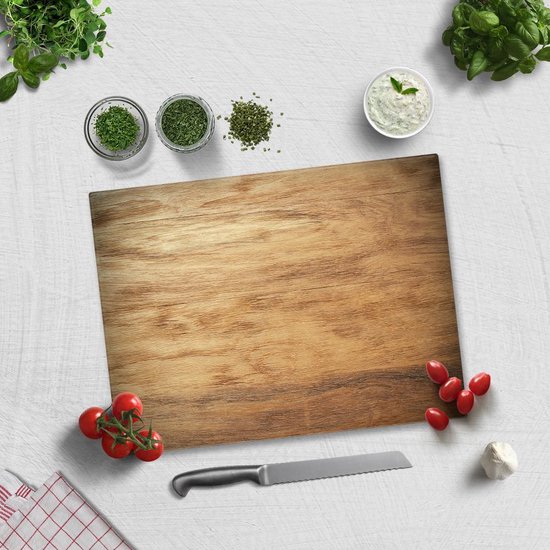 Planche à découper en bois avec couteau dentelé, tomates cerises, ail, herbes et serviette