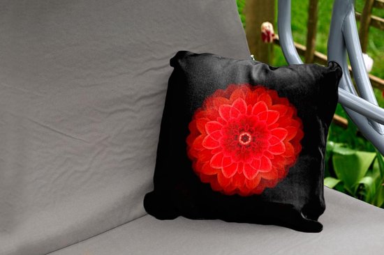 Sierkussen Mandala pour l'extérieur - mandala dahlia Oranje sur fond noir - 45x45 cm - Coussin de jardin carré résistant aux intempéries / coussin de salon de jardin en polyester
