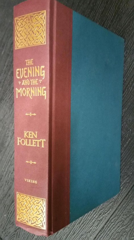 De kaft van het boek 'The Evening and the Morning' door Ken Follett is rood met gouden versieringen aan de boven- en onderkant. De rug is effen rood, en de rechterkant is effen blauwgroen.