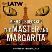 The Master and Margarita, Mikhail Bulgakov. Geelbruine achtergrond met tekst. Twee grote kattenogen, een groene en gele, kijken van links en rechts naar de kijker. Op de achtergrond de iconische rode koepels van de Sint-Basiliuskathedraal.