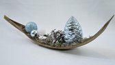 Kerststukje blauw op houten bladboot - 41 x 8 cm