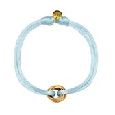 Armbandje met goudkleurige ringetjes en blauw satijnen bandje