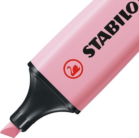Close-up van een lichtroze STABILO BOSS ORIGINAL markeerstift met open punt.