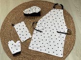 Kinderschort, koksmuts, theedoek en ovenhandschoen. keukenspeel set