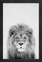 JUNIQE - Poster in houten lijst Leeuw zwart-wit foto -60x90 /Grijs &