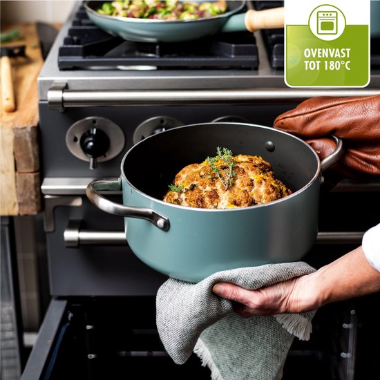 Lichtblauwe pan met een geroosterde bloemkool wordt uit een oven gehaald. De tekst 'Ovenvast tot 180°C' staat in de hoek.