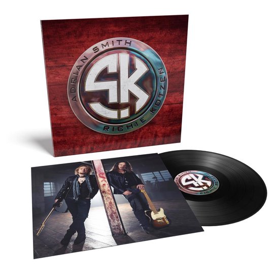 Albumhoes en vinyl van Smith/Kotzen met twee mannen met gitaren. SK-logo prominent aanwezig.
