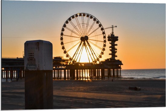 Dibond - Reuzenrad op de Pier van Scheveningen met Zonnestralen - 90x60cm Foto op Aluminium (Met Ophangsysteem)