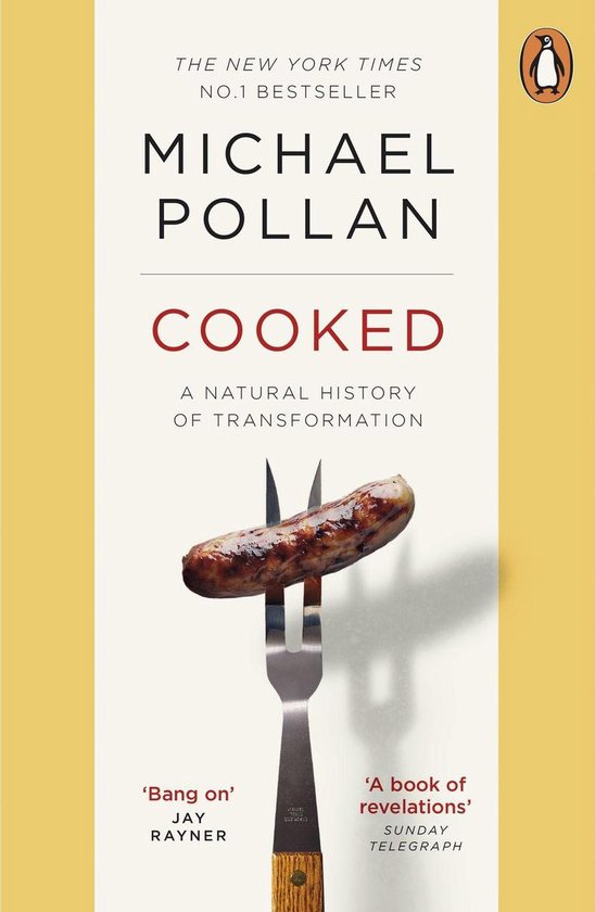 Boekomslag van 'Cooked' door Michael Pollan, met een worst op een vork. Tekst: 'The New York Times No.1 Bestseller', 'Cooked', 'A Natural History of Transformation'.