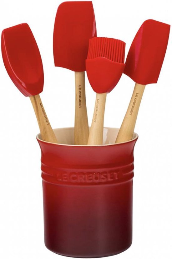 Spatules et pinceau Le Creuset en silicone rouge cerise dans un pot rouge.